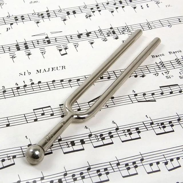 How accurately can a machine learning model identify violin intonation errors in audio recordings?